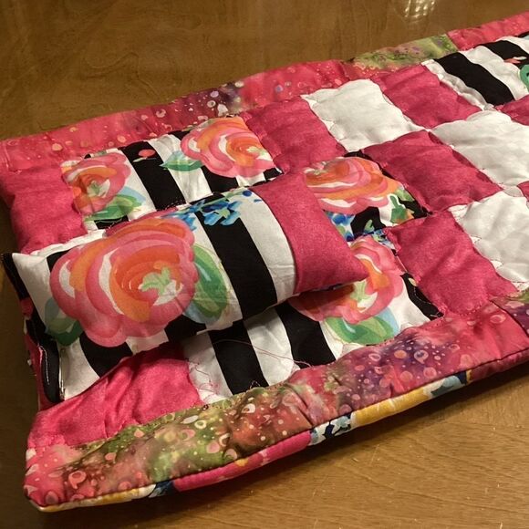 NWT. Hand Crafted Reversible Quilt and Pillow Set - Picture 3 of 7